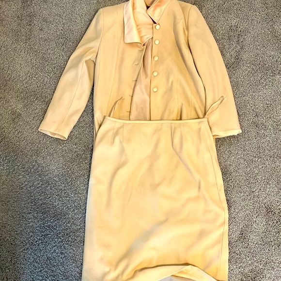 Two very beautiful woman work suits tops with skirts!! - Picture 2 of 4